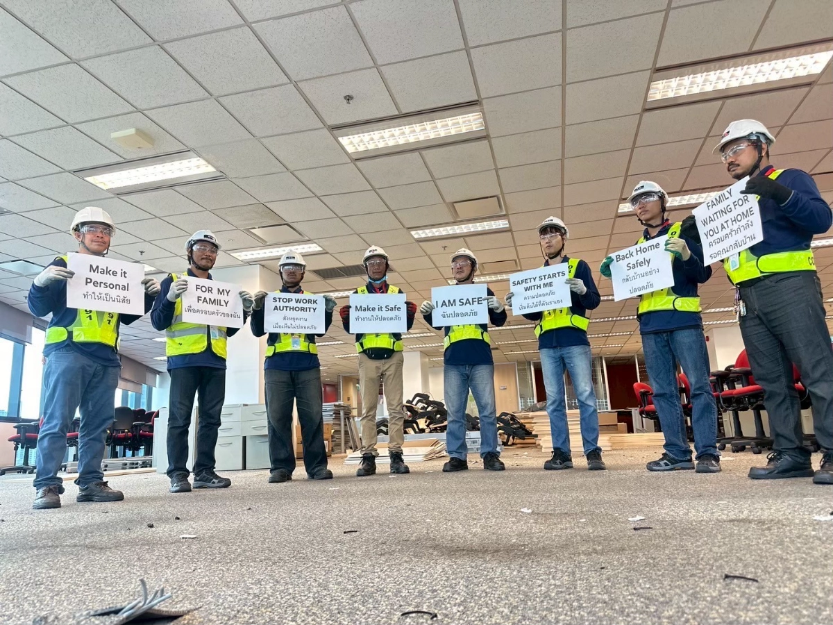 ผลงานการรื้อถอดขนย้ายประกอบติดตั้งเฟอร์นิเจอร์โต๊ะทำงาน